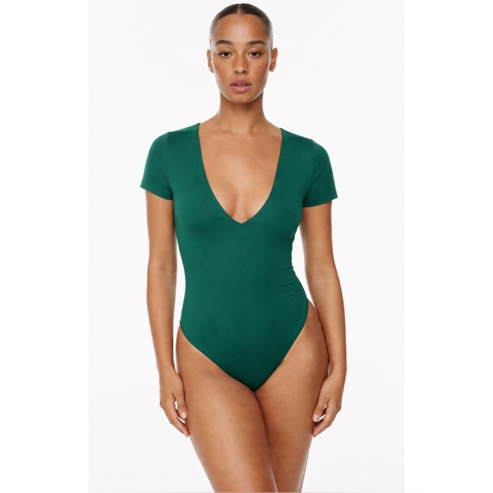 BABATON | Aritzia Contour V-Neck Short Sleeve Bodysuit in Green, Size Small